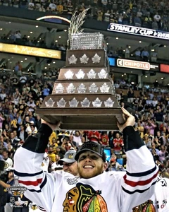 Patrick Kane Blackhawks Unsigned 2013 SC Champs Raises Conn Smythe Photo - Picture 1 of 1