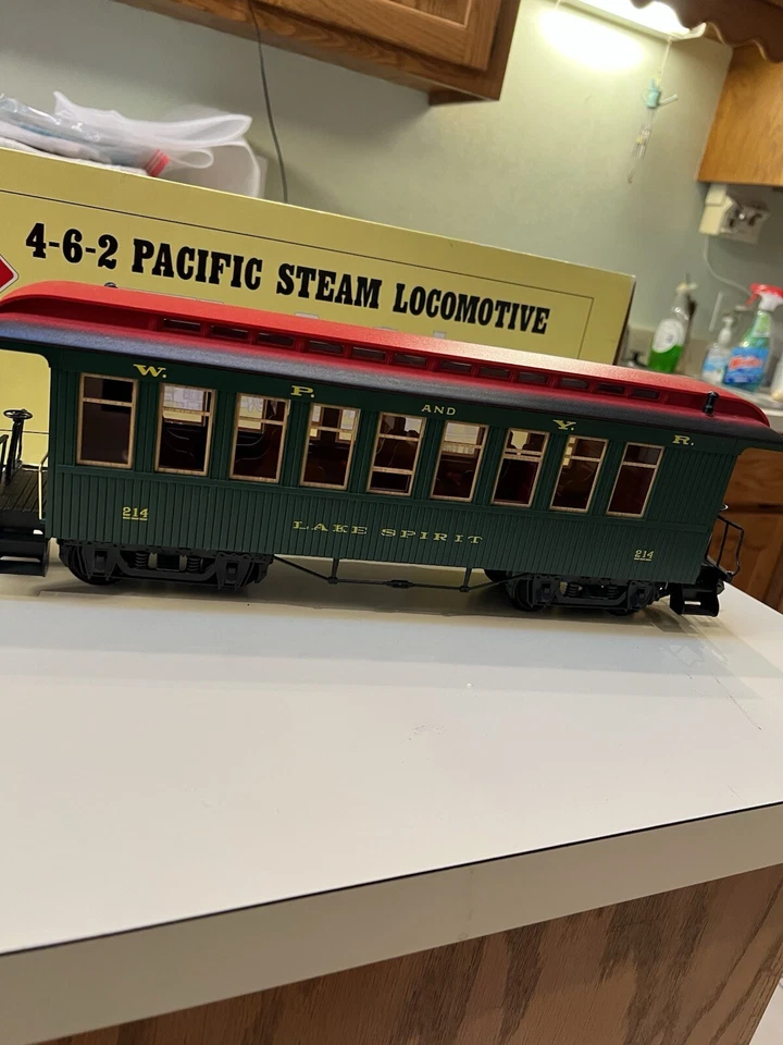 LGB 36800 白色通行证和 YUKON PASSENGER 汽车 绿色湖 SPIRIT C7/EX,G 比例 — 第 1/4 张图片