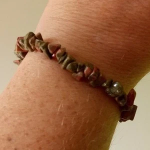 UNAKITE HEALING CHIP BEAD CRYSTAL BRACELET. MARRIAGE, CHILDBIRTH - Bild 1 von 2