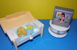 CASSETTIERA PORTAGIOCHI - Mobile casa delle bambole Barbie ILLUMINA camera da letto - 1999 con TV classica - Foto 1 di 2