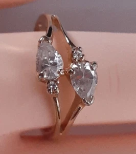 Vintage Size 7.75 Ring Four Clear Crystal Stones Gold Plated 2.5mm Wide Band - Imagen 1 de 8