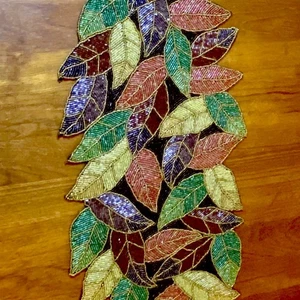 Perlen Tischläufer Pier 1 Herbst Blätter Erntedank Urlaub Abendessen Tischdeko - Bild 1 von 8