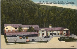 GATLINBURG, Tennessee Postcard "New Riverside Hotel" GSMNP / Curteich LINEN 1953 - Picture 1 of 2