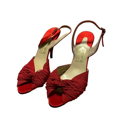 Zapatos de salón rojos vintage de edición limitada de Salvatore Ferragamo's Creations Foto 1 de 4