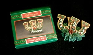 NEU!!~HOUSE OF LLOYD 1995~CHRISTMAS GOOD LUCK PIN~HUFEISEN & STECHPALME~542091~NEU IN OVP - Bild 1 von 4