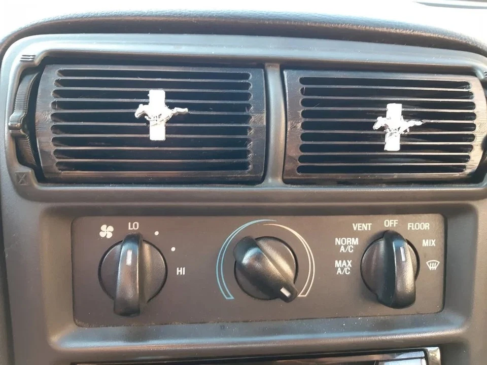 Ford Mustang 2000 ventilaciones con logotipo Mustang Foto 1 de 1