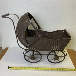 Antiker Korb Kinderwagen Buggy Vintage Puppenwagen Metallräder rustikal Display - Bild 1 von 11