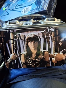 XENA Warrior Princess Blech Metall Brotdose Vintage 1997 Universal Studios sauber - Bild 1 von 5