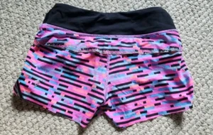 Pantaloncini Ivivva di Lululemon da bambina 6 veloci back to track Hyper Tribe rosa pow - Foto 1 di 3