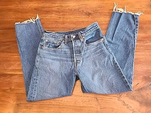 Levis 501 Jeans Women 26 Skinny Button Fly Mom Jeans Medium Wash Mid Fray - Picture 1 of 10