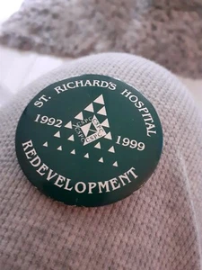 Insignia vintage del Hospital St Richards 1999 - Imagen 1 de 2
