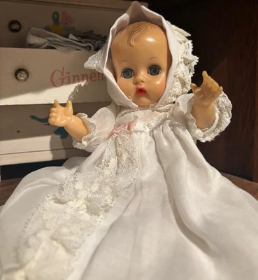 复古 1959 年 Vogue Ginnette- 洗礼礼服带 Bonnet & Booties 睡眠眼乙烯娃娃 — 第 1/4 张图片
