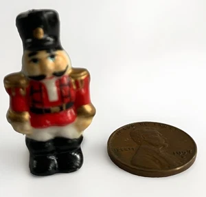 PUPPENHAUS MINIATUR WINZIGER NUSSKNACKER WEIHNACHTEN SOLDAT WACHE FRÖHLICH VINTAGE 1,25" GROSS - Bild 1 von 9