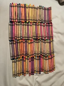 Lotto pastelli Crayola 100 pezzi rari vintage e ritirati colori Binney Smith tarassaco - Foto 1 di 9