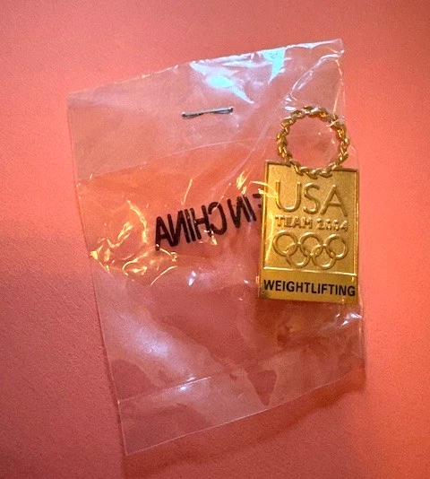 ATHENS OLYMPIC PIN US TEAM ATHLETE WEIGHLIFTING NOC GOLD WINNERS WREATH LIMIT ED - Image 1 of 1