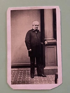 Tarjeta foto de gabinete del hombre victoriano de la década de 1880 con patillas muy largas - Imagen 1 de 3