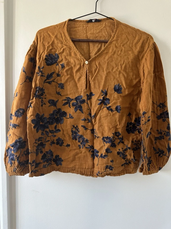 Top 45 rpm teñido índigo, patrón floral teñido de plantas, algodón Mabigu, ajuste relajado Foto 1 de 4