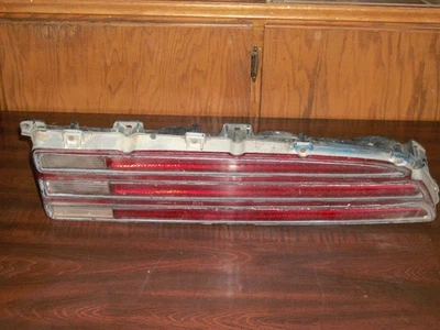 1974-78 PONTIAC FIREBIRD FABRICANTE DE EQUIPAMENTO ORIGINAL LANTERNA TRASEIRA LATERAL DO PASSAGEIRO - LANTERNA TRASEIRA DIREITA E MOLDURA - Imagem 1 de 3