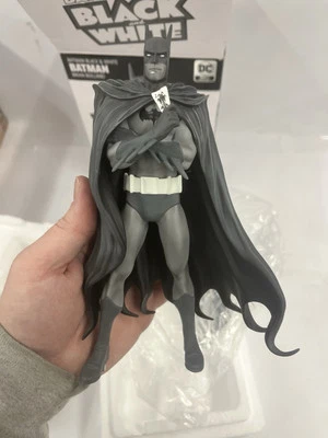 McFarlane Toys DC Direct Batman Blanco y Negro por Brian Bolland Estatua de Resina Dmg Foto 1 de 4