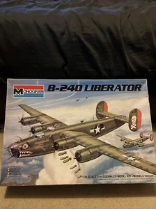 Monogram B-24D Liberator 1:48 Model Kit - Picture 1 of 2