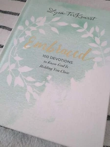 Womens Christian Devotional Book Embraced Devotions to Know God Lysa TerKeurst - Bild 1 von 6