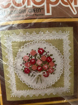 Nariz de encaje vintage Jiffy punta de aguja verde 5x5: hermoso ramo floral Foto 1 de 4