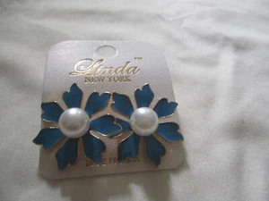 Linda NY Flower w/Pearl in Center Earrings (Aqua) - Picture 1 of 3