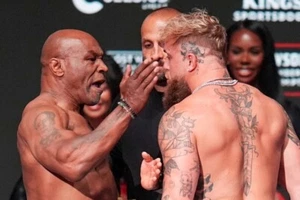 MIKE TYSON VS JAKE PAUL FIGHT - 8X10 Glossy Printed photo - Picture 1 of 1