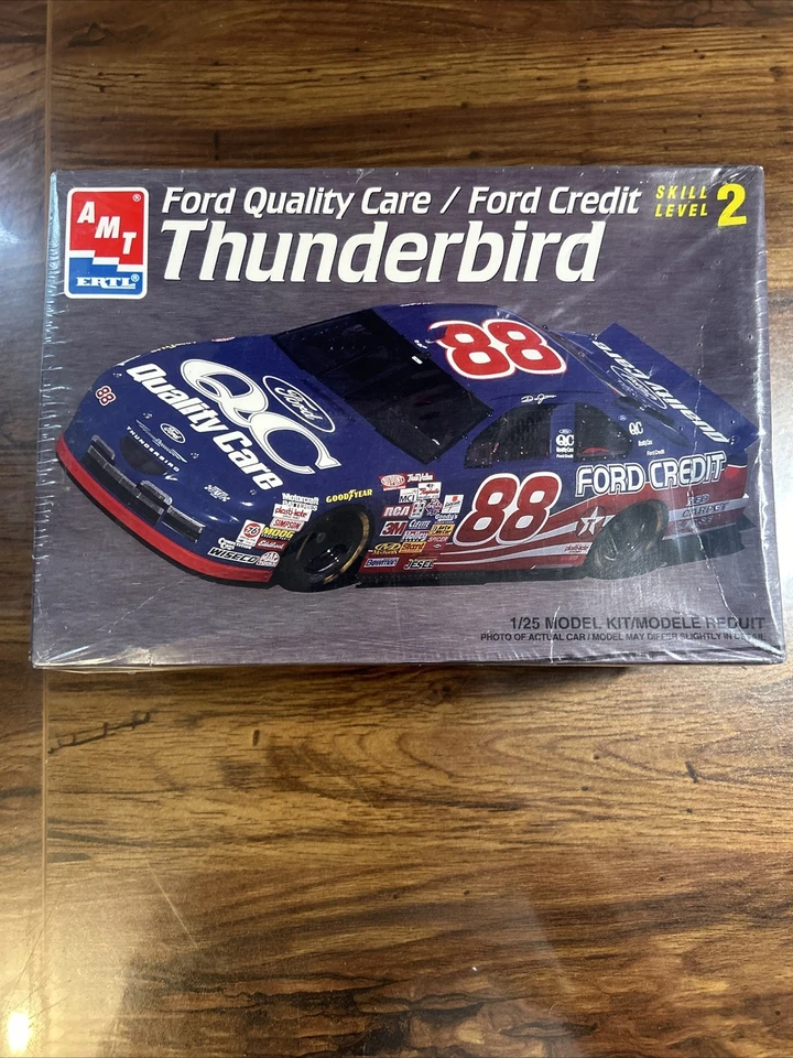 Dale Jarrett #88 Ford Quality Care Yates Thunderbird Amt 1/24 plástico 8160 nuevo Foto 1 de 4