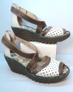 Fly London Yumo Peep Toe Wedge Sandal Perforated White Leather Women 7.5/8 EU38 - Foto 1 di 9