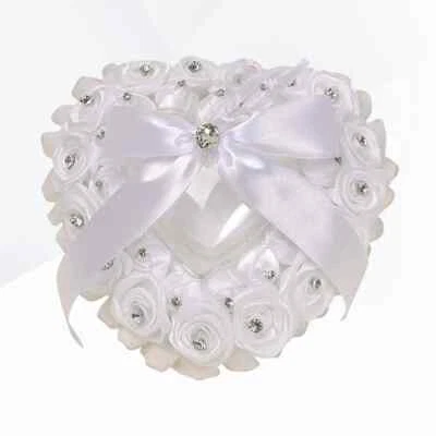 Elegante almohada blanca con forma de corazón para anillo de boda - Nueva Foto 1 de 4
