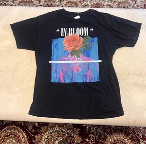 Nirvana In Bloom Shirt Herren Gr. L Grafik Band Tee Alt Rock Musik Nevermind Shirt - Bild 1 von 5