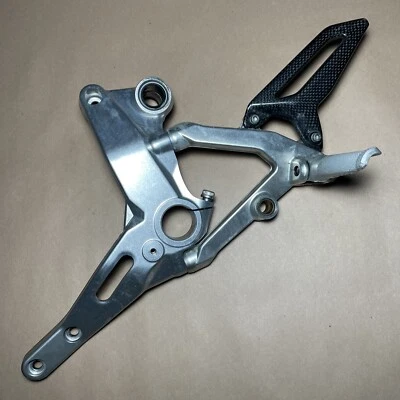 SOPORTE DE CLAVIJA TRASERO IZQUIERDO DUCATI PANIGALE 1299 R EDICIÓN FINAL 1199 OEM carbono Foto 1 de 4