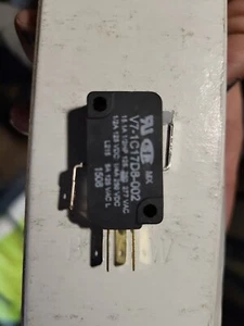 MICRO INTERRUPTOR V7-1C17D8-002 277VAC 15.1A NSNP - Imagen 1 de 2