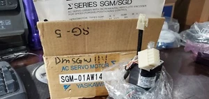 NEW IN BOX-YASKAWA ELECTRIC SGM-01AW14 INDUSTRIAL AC SERVO MOTOR 100W 3000RPM - Picture 1 of 2