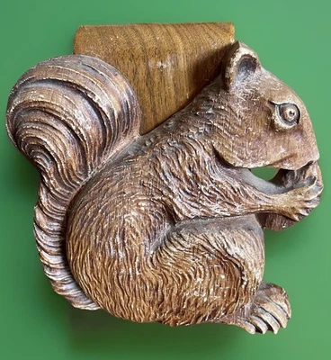 Cepillo compuesto y soporte de una ardilla de colección - Hecho en EE. UU. Cabina rústica Foto 1 de 4