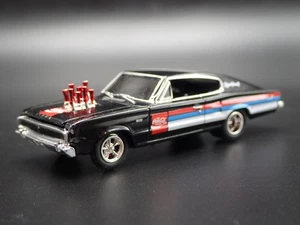 1966 66 Dodge Caricabatterie Hemi Coca Cola 1:64 Diorama Scala Modellino Auto - Foto 1 di 7