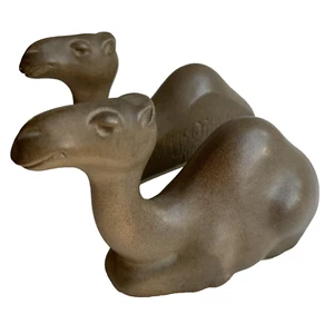 Vintage Wayne Shadburne Keramik Kamel Buchstützen Paar signiert 1996 Skulptur Kunst - Bild 1 von 24
