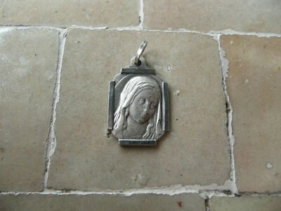 médaille ancienne VIERGE en métal argenté - Photo 1/2