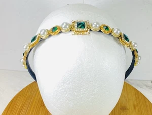 Diadema adornada con diamantes de imitación verde esmeralda, perla y oro de una fila - NUEVA - Imagen 1 de 3