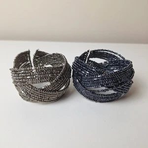 2 pulseras de puño con cuentas metálicas negras y plateadas cuentas de semillas de múltiples hebras - Imagen 1 de 6