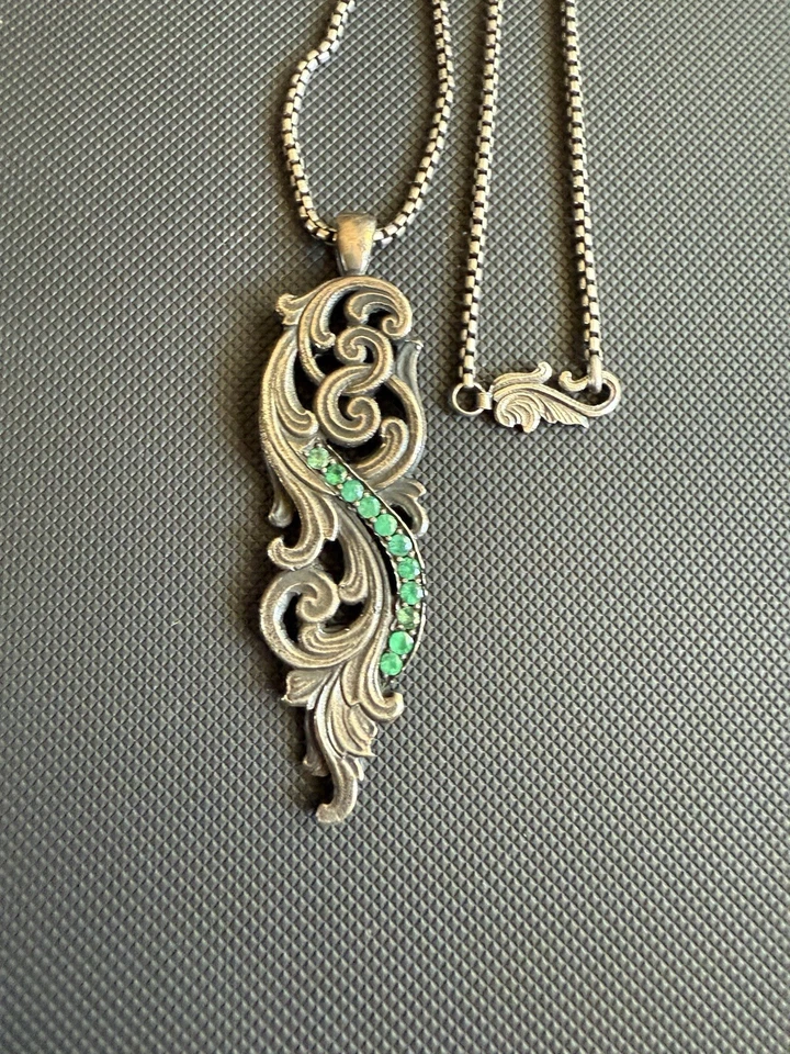 Colgante de plata esmeralda y .925 - Raro 2/30 con cadena a juego.  Artista: @raftark Foto 1 de 4