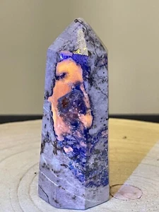 Fluoreszierender Afghanit mit Matrix und pyrite Obelisk 320g - Bild 1 von 8