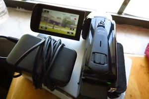 Canon VIXIA HF R52 32GB HD Camcorder & Battery + Charger - TESTED WORKS - Picture 1 of 9