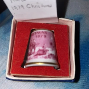 Thimble Kaiser W Germany CHRISTMAS 1979 Shepherds Porcelain Red Vintage - Picture 1 of 10