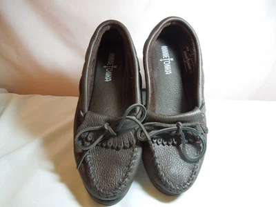 Suela rígida de mocaín de piel de alce Minnetonka Kilty 9,5 W para mujer Foto 1 de 4