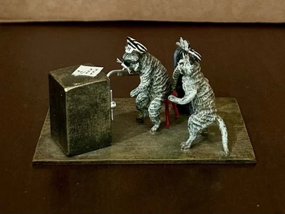 Antigua estatuilla de bronce pintada en frío de Viena gatos irrumpiendo en una caja fuerte Foto 1 de 4