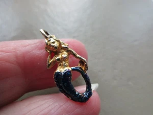VINTAGE RETRO OLD GOLD TONE COLD PAINTED ENAMEL PRETTY MERMAID FOB CHARM PENDANT - Picture 1 of 3