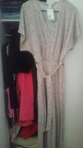 Jumpsuit mit V-Ausschnitt,Wickelschnitt,geblümt,größe M,H&M,neu mit etikett - Bild 1 von 4