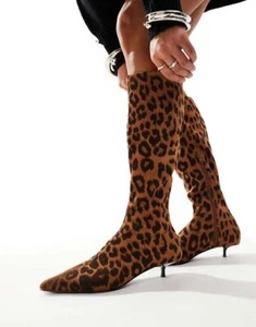 ASOS DESIGN Certain Extreme Mini Gatito Tacón Calcetín Botas hasta la Rodilla en Leopardo - Imagen 1 de 4